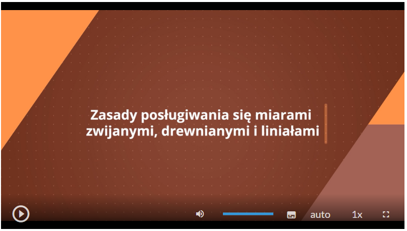 Zdjęcie przedstawia przykładowy ekran filmu. Na środku widoczny jest tytuł. W dolnej części ekranu znajdują się przyciski funkcyjne. Są one opisane poniżej zdjęcia.