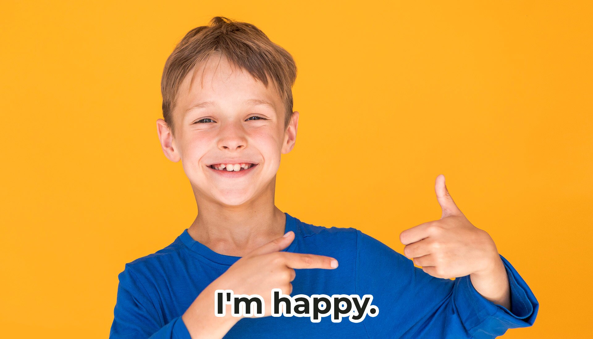 Zdjęcie przedstawia chłopca, na którego twarzy widać uśmiech zadowolenia. I'm happy. 