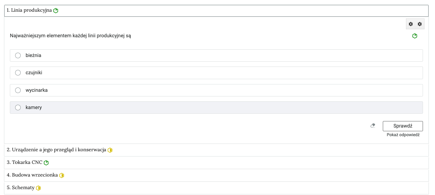 Widok na zakładki z tytułami ćwiczeń i poziomem trudności. Pierwsza zakładka jest otwarta. Widać na niej ćwiczenie dotyczące linii produkcyjnej. Jest to zdanie, które należy dokończyć wybierając jedną z opcji widocznych na panelach umieszczonych poniżej.