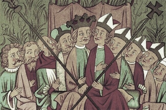 Ilustracja przedstawia radę królewską Kazimierza Wielkiego. Na środku z lewej strony siedzi król trzymający długą laskę, a z prawej przedstawiciel duchowny trzymający laskę zakończoną krzyżem. Za nim w rzędzie siedzą inni duchowni. Natomiast w rzędzie za królem siedzą mężczyźni bez nakryć głowy.