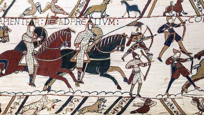 Ilustracja przedstawia wojowników jadących na koniach. Są uzbrojeni we włócznie i tarcze. Na sobie mają ciężkie zbroje i hełmy. Wokół nich w tym samym kierunku biegną łucznicy, którzy strzelają do wroga. Nad i pod wojownikami znajdują się liczne ilustracje zwierząt i wzory.