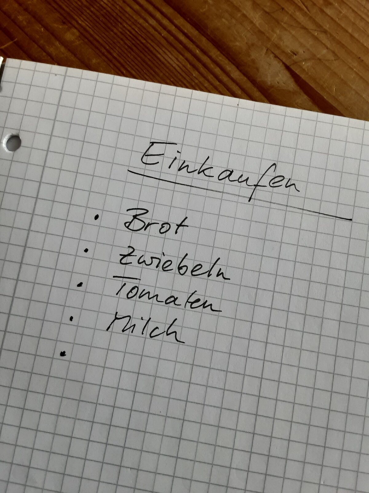 Zdjęcie przedstawia listę zakupów. 