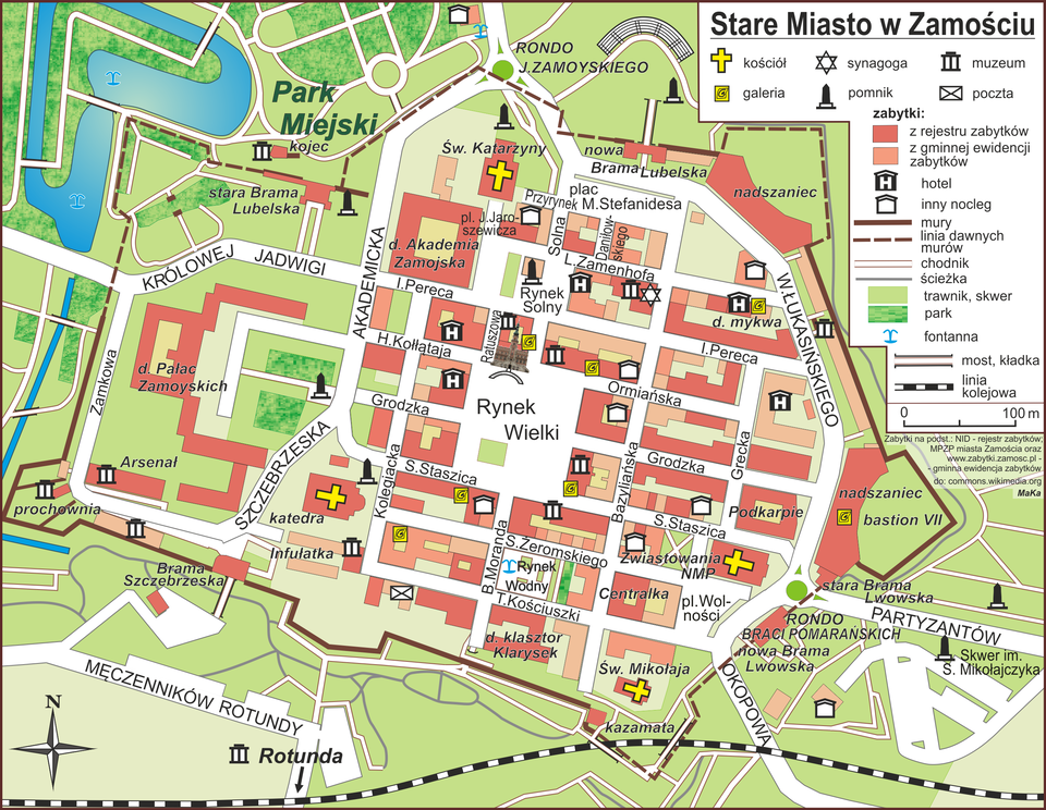 Na ilustracji znajduje się plan Starego Miasta w Zamościu. Otoczony jest on murem miejskim, oznaczonym brązową linią. Opisano ulice. Centralnie położony jest Rynek Wielki. Ulice położone są do siebie prostopadle i równolegle. Żółtymi krzyżami oznaczono położenie kościołów - jest ich 4, jedna synagoga oznaczona symbolem gwiazdy sześcioramiennej. Widoczne sa tez symbole hoteli, innych miejsc noclegowych, muzeów i pomników. W lewym górnym rogu znajduje się teren zielony z niebieską wstęgą wody. Teren ten to park miejski. U dołu ilustracji przez plan miasta przebiega linia torów kolejowych.