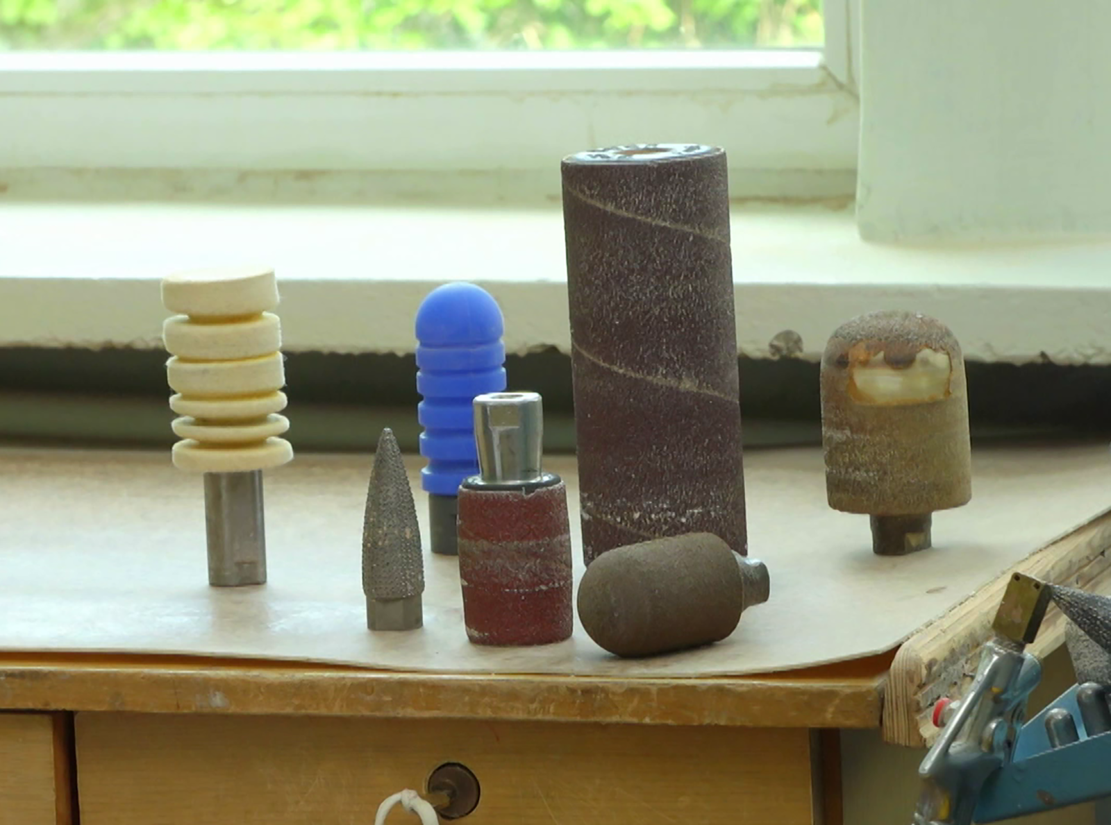 Zdjęcie przedstawia końcówki robocze stojące na blacie. Jest ich siedem. Wszystkie są mniej więcej walcowate. Różnią się nieco rozmiarami. Pierwsza jest walcem osadzonym na trzonku. Walec ma wycięte pierścienie o różnej grubości i różnej odległości od siebie. Drugie jest mniejszym walcem na trzonie z wyciętymi pierścieniami o tej samej grubości i w równych odległościach. Szczyt jest zaokrąglony. Trzecia przypomina nabój do pistoletu, jest zaostrzona na końcu. Czwarta jest małym walcem z trzonkiem na górze. Piąta jest dużym walcem. Szósta jest średnim walcem zaokrąglonym na górze. Siódma jest szerokim walcem zaokrąglonym na górze.