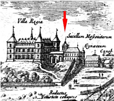 Obraz przedstawia widok na część zabudowań miejskich. Na lekkim wzniesieniu widzimy otoczony płotem i ogrodem zamek z czterema wieżami. Obok mniejszy budynek z wieżą, na który wskazuje strzałka.