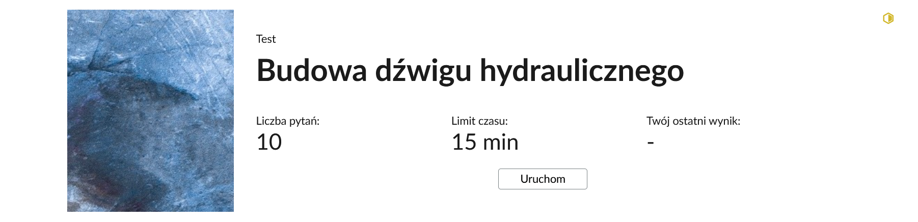 Grafika przedstawia przykładowy wygląd panelu testu. Składa się on z tytułu testu: "Budowa dźwigu hydraulicznego", informacji o liczbie pytań, czasie, w którym należy rozwiązać test, oraz o ostatnim uzyskanym wyniku. Poniżej widać przycisk "Uruchom".