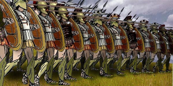 Ilustracja przedstawia stojących w szyku żołnierzy.Są ubrani w zbroje, mają nagolenniki, w lewych rękach tarcze, a nad głowami trzymają włócznie skierowane ostrzem w kierunku wroga.