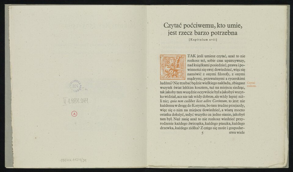 Zdjęcie przedstawia fragment Rozdziału XVII Żywota człowieka poczciwego Mikołaja Reja: Czytać poćciwemu, kto umie, jest rzecz bardzo potrzebna. Fragment zaczyna się inicjałem. W literę A wpisana jest postać mężczyzny o długich włosach, który przytrzymuje tę literę. 
Tekst rozdziału: A tak jeśli umiesz czytać, azaż to nie rozkosz, też sobie czas upatrzywszy, nad książkami posiedzieć, prawa i powinności się swej dowiedzieć, więc się namówić z onymi filozofy, z onymi mądrymi przeważnymi a rycerskimi ludźmi? Nie trzebać będzie wielkiego nakładu, zbiegasz wszystek świat lekkim kosztem, tuż na miejscu siedząc, tak jakobyś tam wszędzie oczywiście był, a jakobyś wszytko widział, acz nie tak wżdy dobrze, ale wżdy lepiej niżli nic;  quia non cuilibet licet adire Corintum , to jest: nie każdemu w drogę do Koryntu, bo tam trudne przejazdy, więc się o nim na miejscu dowiedzieć, a wiarą mocno ostatka dołożyć, tedyć wszytko za jedno stanie, jakobyś tam był. Nuż zasię ażasz to nie rozkosz wiedzieć przyrodzenie każdego źwierzątka, każdego ptaszka, każdego drzewka, każdego ziółka, z czego się może i gospodarstwa wiele …
