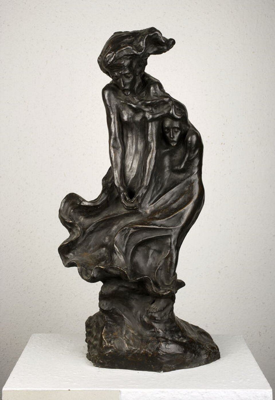 Wskaż definicję terminu dywizjonizm. Możliwe odpowiedzi: 1. wyłanianie się formy z materiału rzeźbiarskiego, 2. malarskość, 3. operowanie refleksami świetlnymi na zbrużdżonej powierzchni