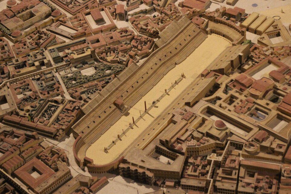 Wizualizacja Circus Maximus w Rzymie - pośród gęstej zabudowy miasta umieszczono rodzaj podłużnej areny, z trybunami dla widzów wokół niej.
