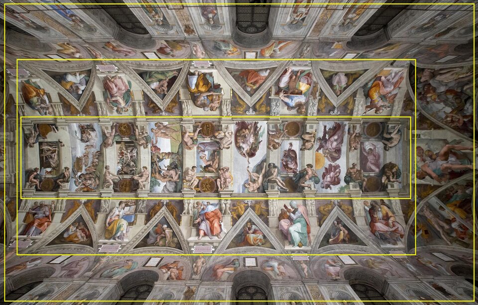 Zdjęcie przedstawia sklepienie budynku, które na całej powierzchni jest pokryte freskami, które utrzymane są w pastelowych, jasnych kolorach. Dominującym elementem malowidła są ludzie. Żółtymi prostokątami zaznaczono strefy, na jakie można podzielić dzieło. Pierwszy prostokąt obejmuje górną część ścian, wraz z podłużnymi oknami. Wokół okien są freski umieszczone w kształcie łuku. Nad oknami znajduje się kolejne strefa oznaczona żółtym prostokątem. Obejmuje ona trójkątne konstrukcje, po cztery z każdej strony. W środku trójkątów znajdują się namalowane sceny przedstawiające ludzi. W tej strefie znajdują się także kariatydy, czyli kolumny w kształcie ludzkiego ciała. Trzecia strefa obejmuje najwyższą część sklepienia. Jest ona podzielona na dziewięć prostokątnych pól, na których znajdują się sceny biblijne. Między scenami biblijnymi namalowano nagich ludzi, siedzących na kamiennych blokach.