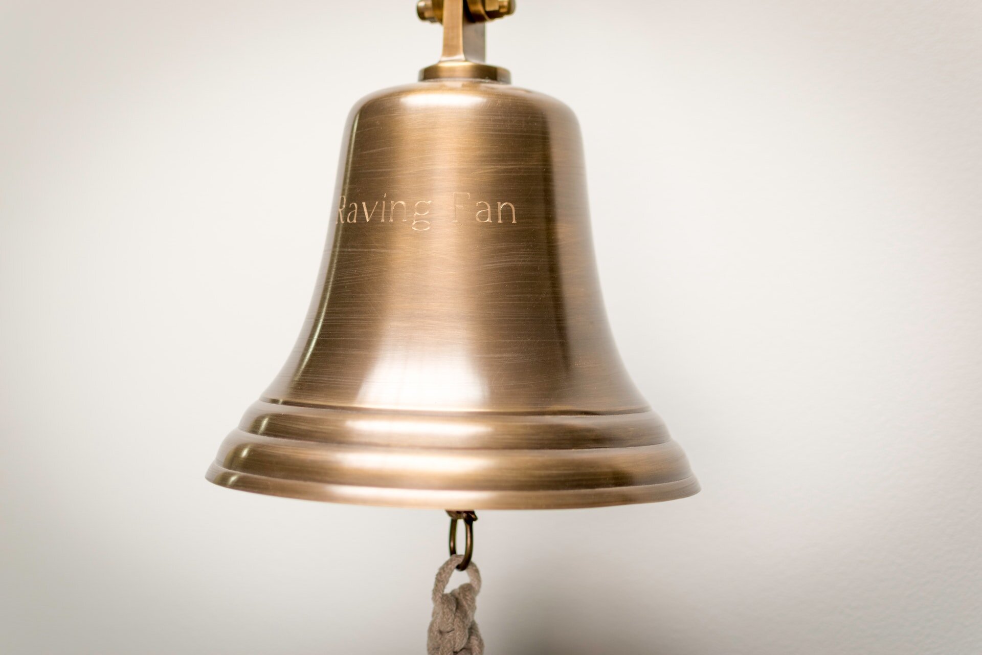 Na ilustracji jest mosiężny dzwon. Kolorem przypomina złoto. 