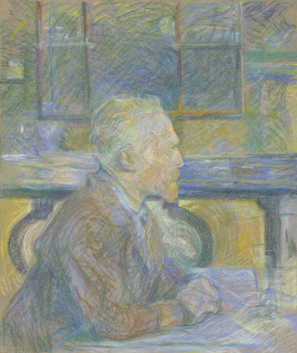 Pastelowy portret mężczyzny siedzącego przy stoliku w kawiarni, przedstawionego z profilu. Ma jasne, krótko przystrzyżone włosy i brodę oraz ubrany jest w marynarkę i koszulę. Przed nim na stoliku stoi szklanka. W tle widoczne są duże okna i fragment wnętrza kawiarni. Obraz utrzymany jest w delikatnych odcieniach błękitu, zieleni, żółci, różu i brązu, z miękkimi, widocznymi pociągnięciami pastelu.