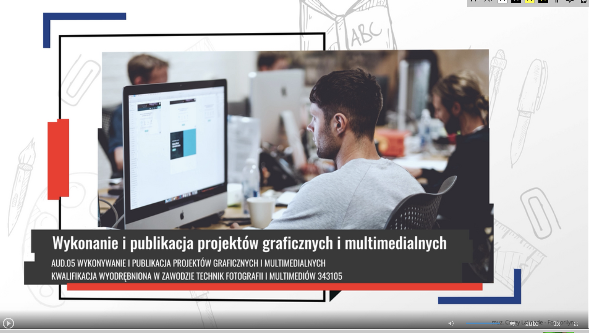 Ekran odtwarzania sekwencji filmowej nr 1. Wykonanie projektu graficznego i multimedialnego. Zdjęcie z czołówki filmu przedstawia mężczyznę siedzącego przed komputerem.