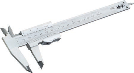 Na zdjęciu widać suwmiarkę mechaniczną zbudowaną z dwóch szczęk oraz prostopadłej do niej części, na której znajduje się podziałka.