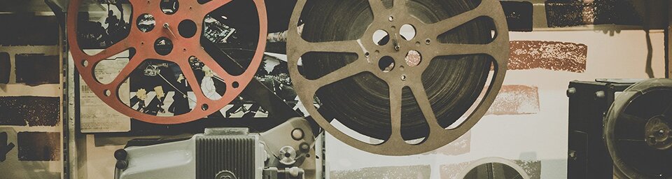 Zdjęcie przedstawia stary kinematograf z założonymi dwiema rolkami filmu.