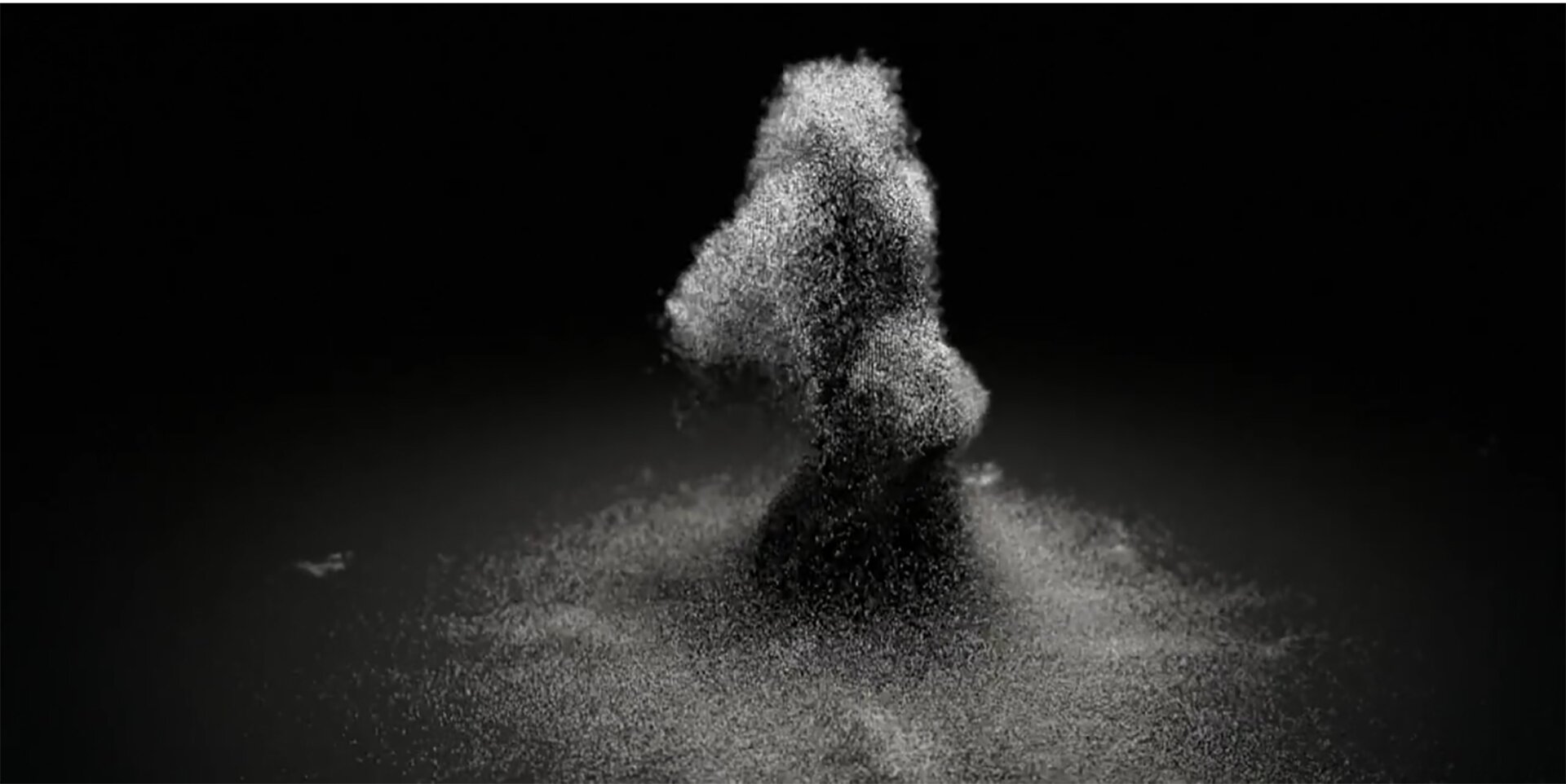 Ilustracja dotycząca projektu „Unnamed soundsculpture”. Przedstawia wirtualną ruchomą rzeźbę z piasku, która się kruszy. Dominują kolory czerni oraz szarości.