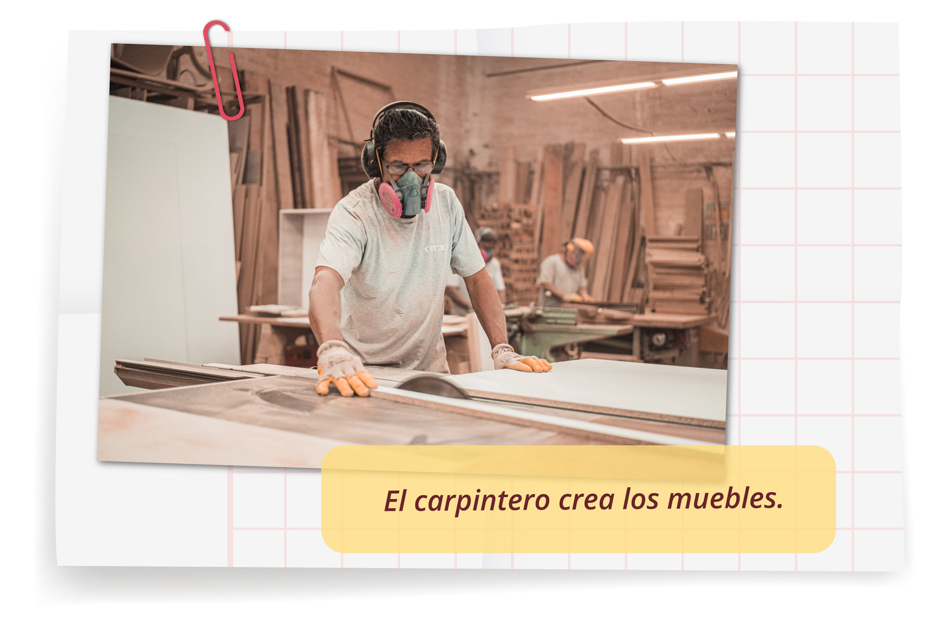Zdjęcie przedstawia stolarza w warsztacie. Mężczyzna tnie drewno za pomocą piły stołowej. Podpis zdjęcia: El carpintero crea los muebles.