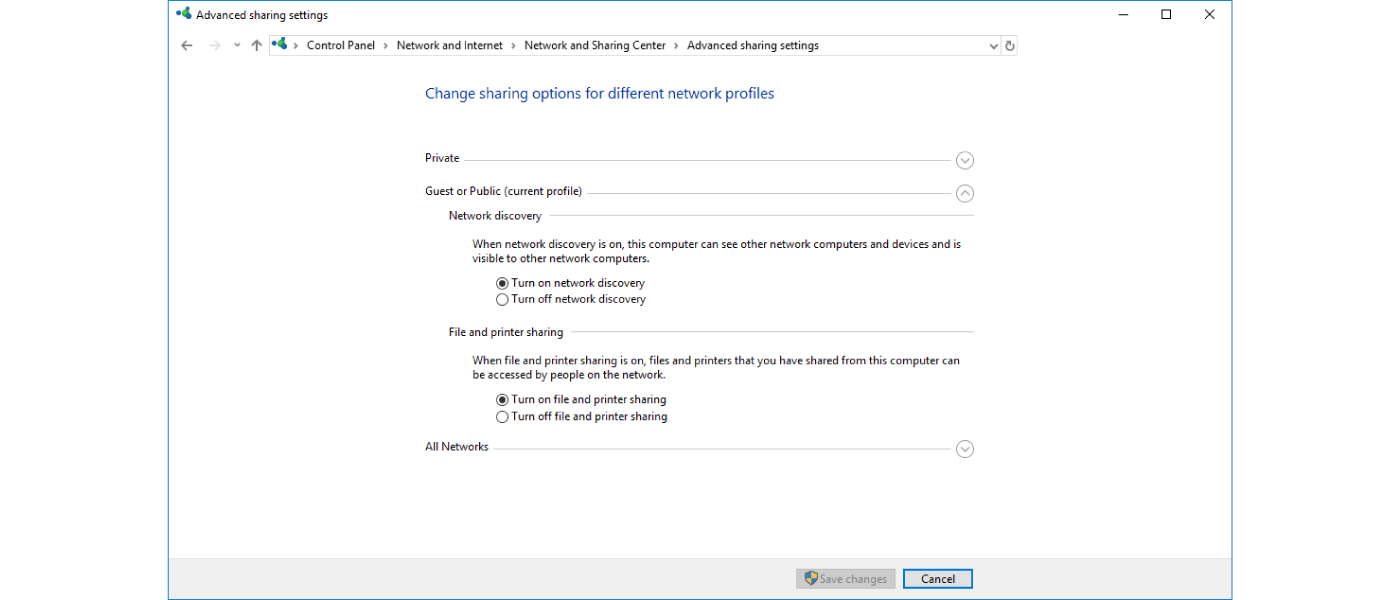 Zrzut z ekranu przedstawia okno panelu sterowania pokazujące Advanced sharing settings. Na górze informacja Change sharing options for different network profiles. Widoczne są trzy opcje: Private, Guest or Public (current profile) oraz All Network. Opcja Guest or Public jest rozwinięta i pokazane są dwie opcje. Pierwsza - Network discovery wraz z wyjaśnieniem: When network discovery is on, this computer can see other network computers and devices and is visible to other network computers. Są dwie możliwości wyboru Turn on lub Turn off network Discovery. Druga - File and printer sharing wraz z wyjaśnieniem: When file and printer sharing is on, files and printer that you have shared from this computer can be based by people on this network. Są dwie możliwości wyboru Turn on lub Turn off file and printer sharing. Na dole znajdują się dwa przyciski Save changes oraz Cancel.