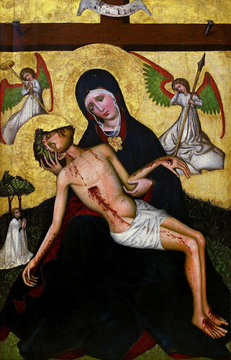 Ilustracja przedstawia obraz pochodzący z Warsztatu Mistrza Opłakiwani „Pietà z Tubądzina” z ok. 1450 roku. Ukazuje Maryję w czarnej sukni, trzymająca na kolanach zdjętego z krzyża Chrystusa. Jedną dłonią podtrzymuje jego głowę, drugą trzyma rękę pod łokciem. Jej wzrok skierowany jest na Syna. Po obu stronach znajdują się aniołowie trzymający przedmioty związane z Męką Pańską – włócznię i gąbkę z octem na kiju. Po lewej stronie klęczy ze złożonymi rękoma mężczyzna. Za nim rosną dwa niewielkie drzewa. Tło obrazu jest złote.