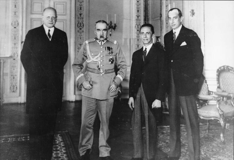 Fotografia czarno-biała przedstawiająca postaci: Hans Adolf von Moltke, Józef Piłsudski, Joseph Goebbels i Józef Beck w Warszawie.