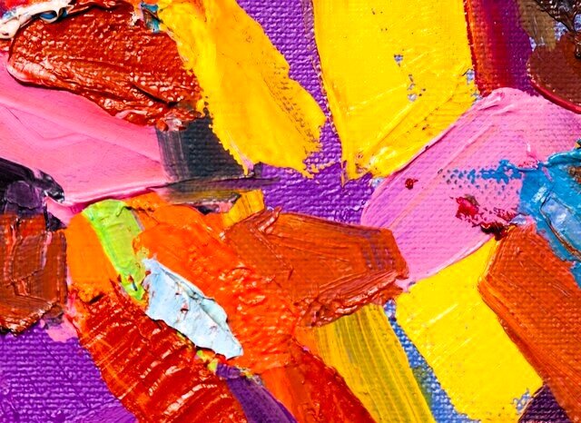 Ilustracja przedstawia plamy barwne naniesione pędzlem na powierzchnię obrazu, o różnych barwach i kształcie. Obraz jest abstrakcyjny.