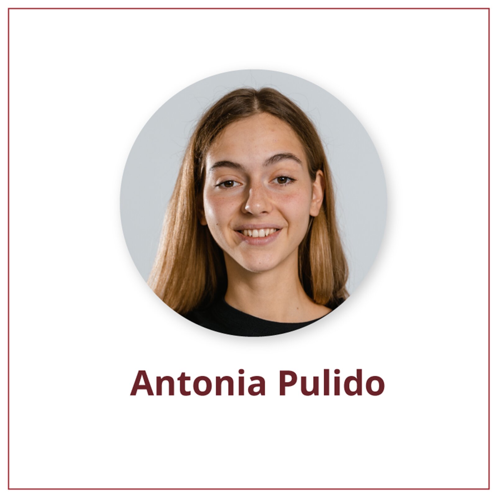 Ilustracja przedstawia młodą dziewczynę w długich, jasnobrązowych włosach, która uśmiecha się. Zdjęcie podpisane jest Antonia Pulido.