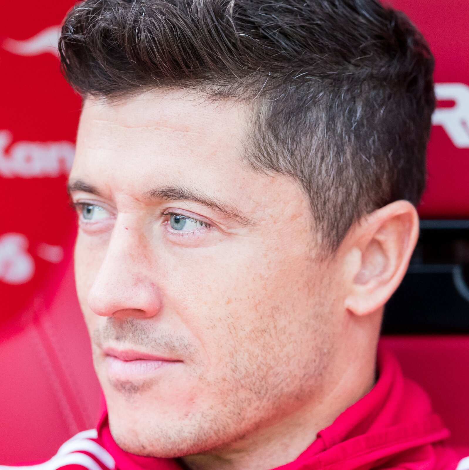 Zdjęcie przedstawia portret Roberta Lewandowskiego. 