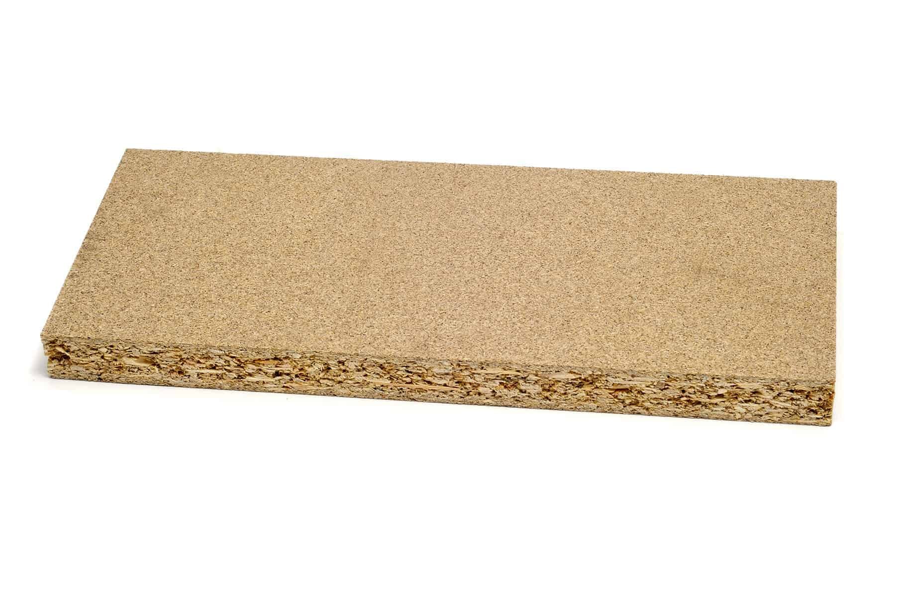 Zdjęcie płyty wiórowej. W jej przekroju widoczna jest wewnętrzna struktura złożona ze sprasowanych wiórów.