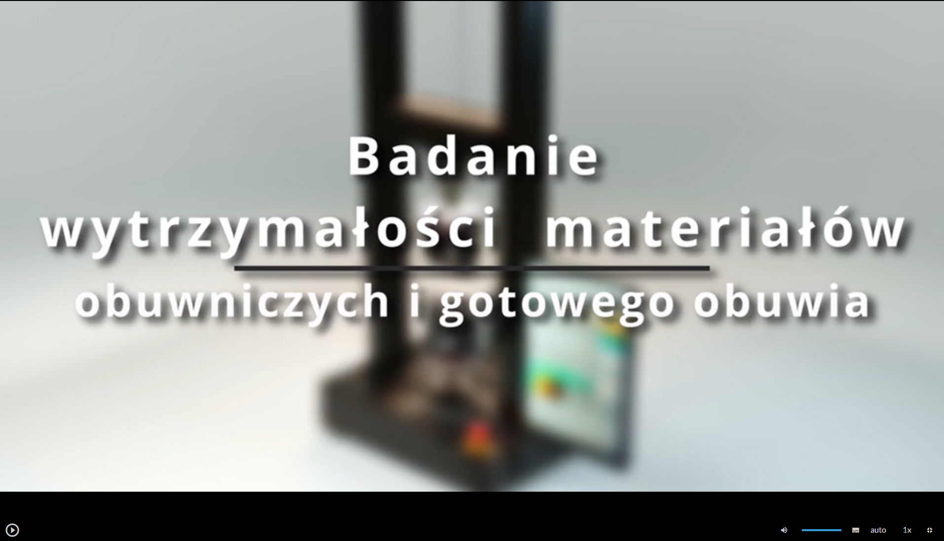 Grafika przedstawia ekran animacji. W centrum tytuł: Badanie wytrzymałości materiałów obuwniczych i gotowego obuwia. W dolnej części znajdują się ikony nawigacyjne. W lewym dolnym rogu jest ikona trójkąta w kole, która służy do włączenia lub wyłączenia filmu. Pośrodku dolnej części znajduje się ikona głośnika, a obok niego jest niebieska linia regulacji poziomu głośności. Obok jest ikona przedstawiająca fragment sylwetki człowieka (głowa i górna część tułowia), która służy do włączenia audiodeskrypcji. Po prawej stronie głowy znajdują się dwa białe półkola - zewnętrzne większe, wewnętrzne mniejsze. Obok znajduje się biały prostokąt z czarnymi, małymi polami w dolnej części, który służy do włączenia napisów. Obok napis "auto", który służy do zmiany jakości odtwarzania filmu. Dalej na prawo napis: "jeden x". Służy on do zmiany tempa odtwarzania filmu. W prawym dolnym rogu białe, przerywane kontury kwadratu. Ikona ta służy do włączenia trybu pełnoekranowego. 