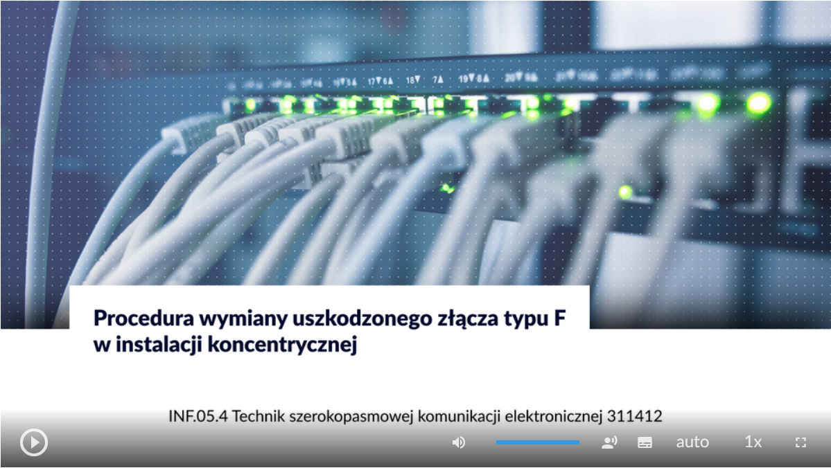 Ilustracja przedstawia ekran startowy filmu. Na środku ekranu znajduje się prostokątna plansza z tytułem filmu: Procedura wymiany uszkodzonego złącza typu F w instalacji koncentrycznej. Na dole, na pasku odtwarzania, widoczne są ikony głośnika, uruchamiania napisów, zmiany jakości wyświetlanego materiału, szybkości odtwarzania oraz włączenie lub wyłączenie trybu pełnoekranowego.