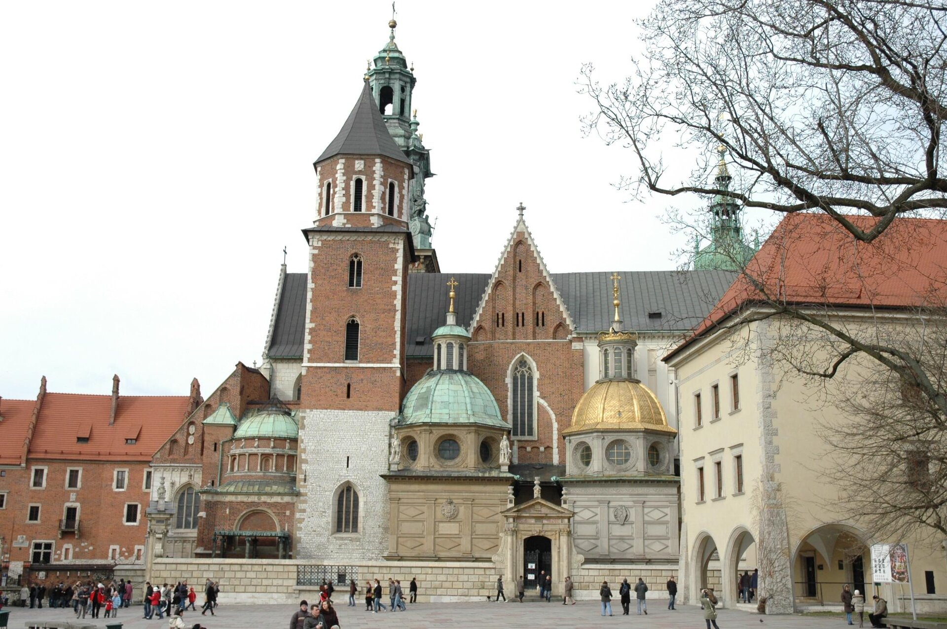 Ilustracja przedstawia widok na Katedrę św. Stanisława i św. Wacława na Wawelu w Krakowie, od strony południowej. Najbardziej przykuwającym uwagę elementem południowej fasady są dwie, niemal identyczne kaplice: kaplica Zygmuntowska i kaplica Wazów. Kaplica Zygmuntowska jest zwieńczona złoconą kopułą na ośmiobocznym bębnie z okrągłymi otworami okiennymi. Na szczycie kopuły znajduje się latarnia.