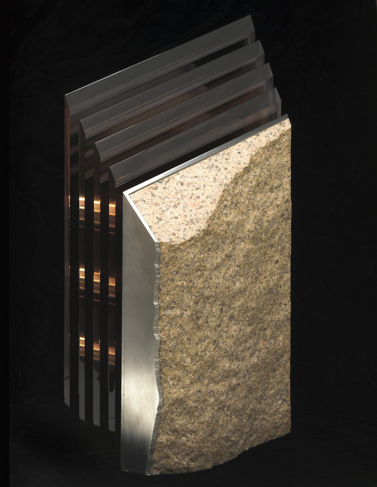 Fotografia przedstawia instalację, autorstwa Jack’a Schmidt’a, pod tytułem „#8 Study in Stone”. Kompozycja składa się z wielu warstw wykonanych z  odblaskowego szkła, gładkiego metalu, i grubego granitu.