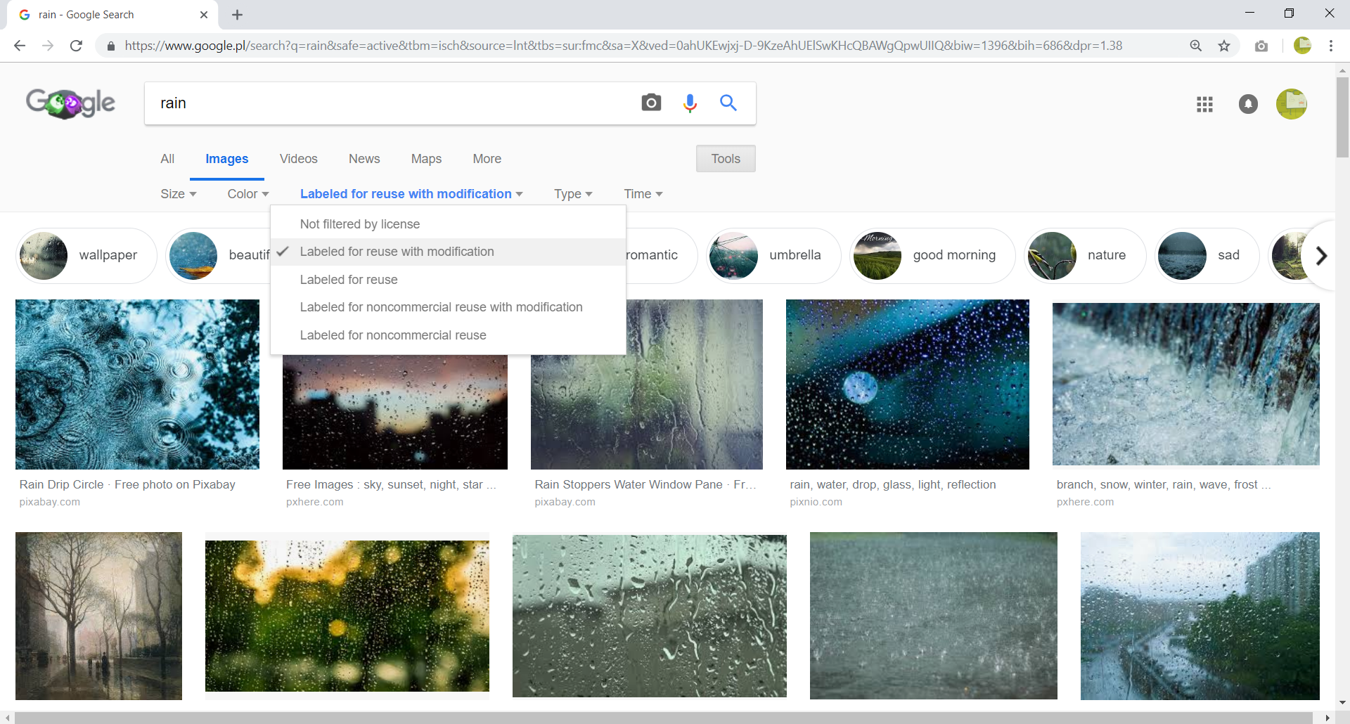 Zrzut ekranu przestawia wyszukiwanie grafik w wyszukiwarce Google. W oknie wyszukiwania zostało wpisane słowo rain (deszcz). Poniżej znajdują się menu: All, Images (aktywne), Videos, News, Maps, More. Niżej dodatkowe narzędzia wyszukiwania obrazów: Size, Color, istotne wyszukiwania z prawami autorskimi: Not filtered by license, Labeled for reuse with modification (zaznaczone), Labeled for reuse. Labeled for noncommercial reuse with modification, Labeled for noncommercial reuse. Obok kolejne opcje Type oraz Time. Poniżej w pasku umieszczone są podpowiedzi wyszukiwań powiązanych (obok każdego miniatura zdjęcia w kole), np. umbrella wraz ze zdjęciem parasola. Poniżej większą część ekranu zajmują miniaturki znalezionych zdjęć przedstawiających deszcz.