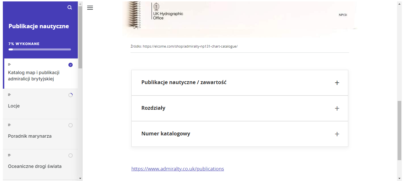 Grafika przedstawia widok dolnej części przykładowego rozdziału atlasu. Z lewej strony znajduje się wąski panel z tytułem atlasu, lupką, umożliwiającą wyszukiwanie treści. Poniżej znajduje się spis treści. Obok po prawej stronie znajduje się szerokie okno z treścią atlasu. Widoczne są trzy zakładki: publikacje nautyczne i zawartość, rozdziały, numer katalogowy. Poniżej widoczny jest link do danej publikacji.