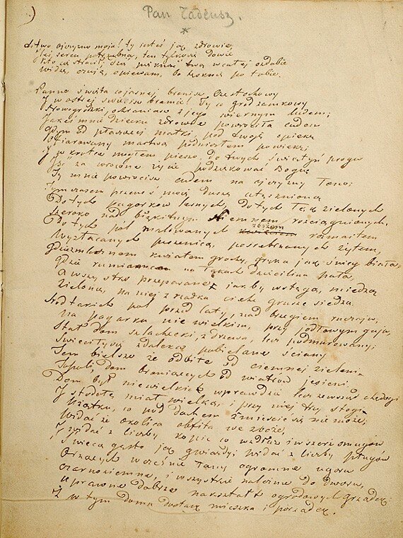 Kliknij, aby powiększyć. Zdjęcie przedstawia skan pierwszej strony księgi pierwszej "Pana Tadeusza". Karta jest pożółkła. Na stronie widoczne jest odręczne pismo w kolorze czarnym. U góry strony, nad inwokacją, znajduje się napis "Pan Tadeusz" w kolorze szarym, zapisany odręcznie.