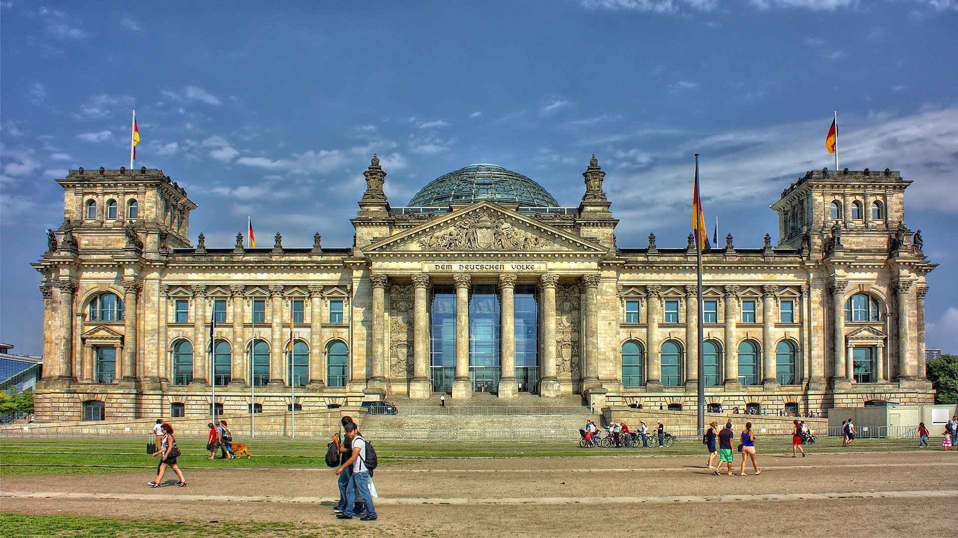 Der Reichstag ist das politische Wahrzeichen Berlins. Hier sitzt der Deutsche Bundestag.