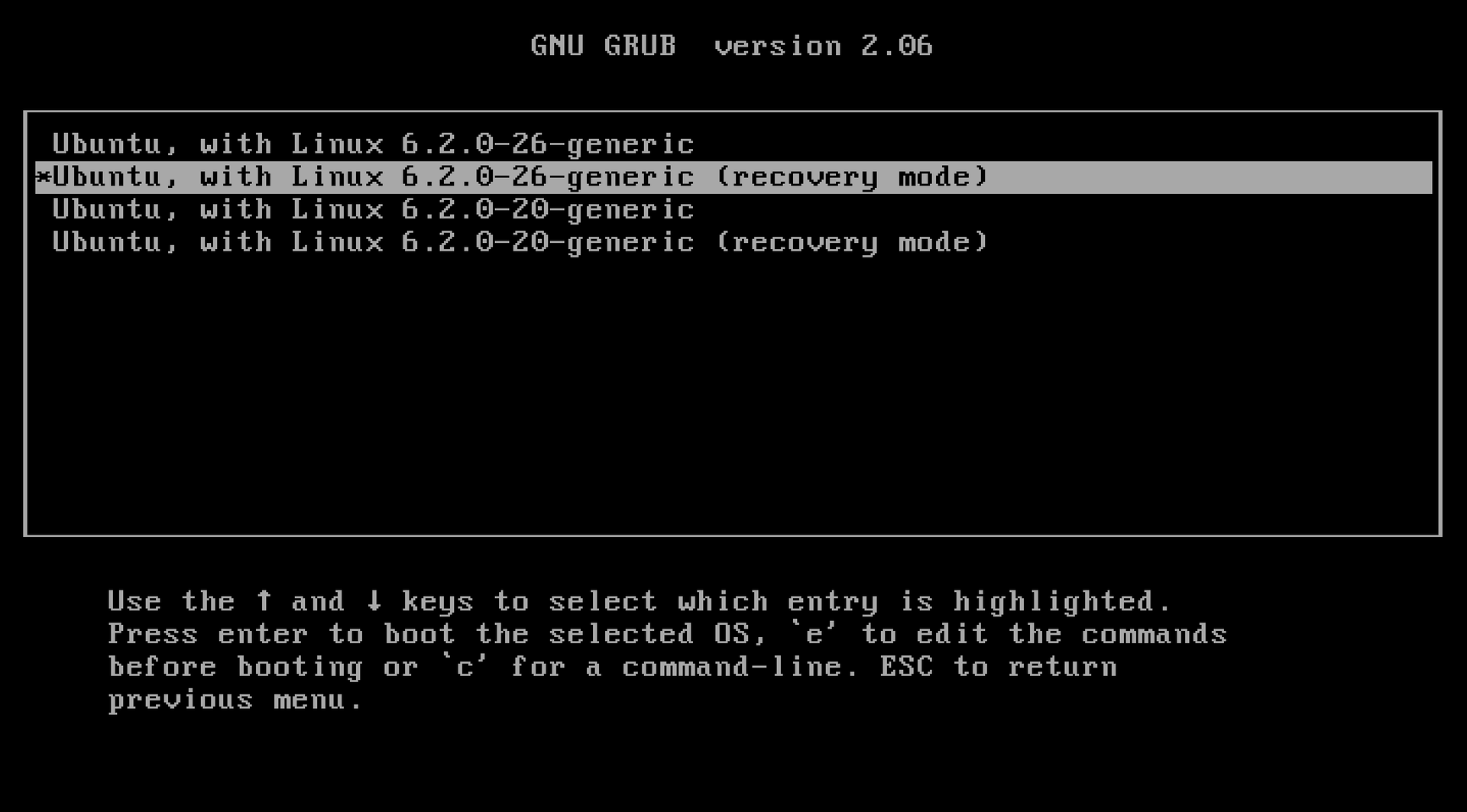 Zrzut okna z menu startowym trybu ratunkowego w systemie Linux Ubuntu. Na samej górze znajduje się napis "GNU GRUB version 2.06", poniżej znajduje się lista, jej elementy od góry to: Ubuntu, with Linux 6.2.0‑26‑generic, Ubuntu, with Linux 6.2.0‑26‑generic (recovery mode), Ubuntu, with Linux 6.2.0‑20‑generic, Ubuntu, with Linux 6.2.0‑20‑generic (recovery mode).