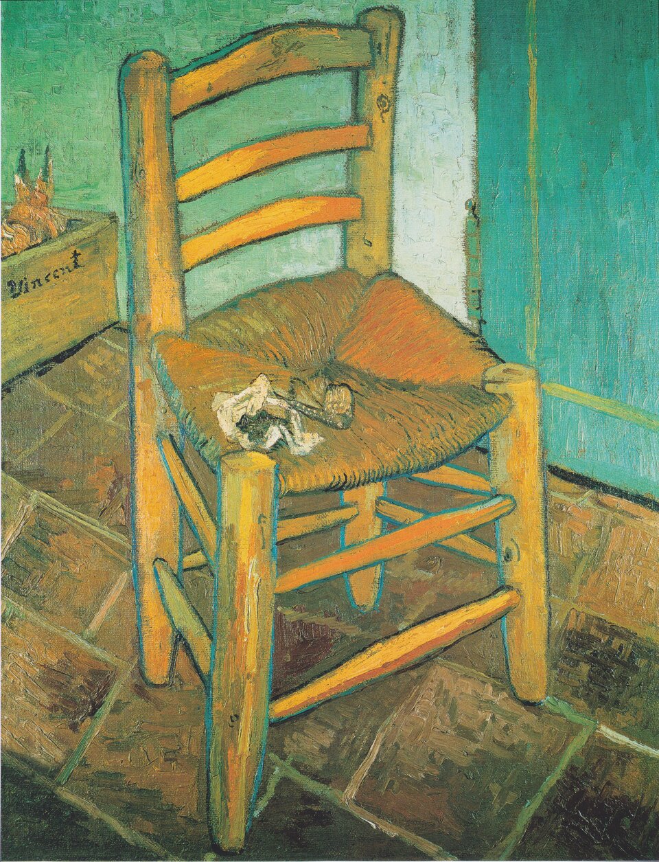 Ilustracja przedstawia obraz Vincenta van Gogha pt. „Krzesło Vincenta z fajką”. Na obrazie znajduje się drewniane krzesło. Na krześle leży fajka. Krzesło stoi na podłodze zrobionej z kafli. Między nogami krzesła widać drewniane poprzeczki. W tle widać donicę i turkusową ścianę.
