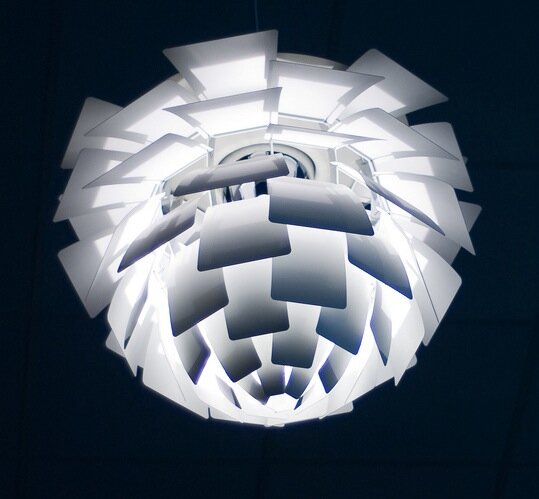 Ilustracja przedstawia przykład wzornictwa skandynawskiego: lampę typu PH "Artichoke" [czytaj: arczok], zaprojektowaną przez Poula Henningsena [czytaj: pola heningsena]. Lampa przypomina rozwarstwioną kulę, składa się ona z wielu kwadratowych elementów, które w całości prezentują lampę o kulistym kształcie. Wyglądem przypomina karczocha - stąd nazwa lampy.