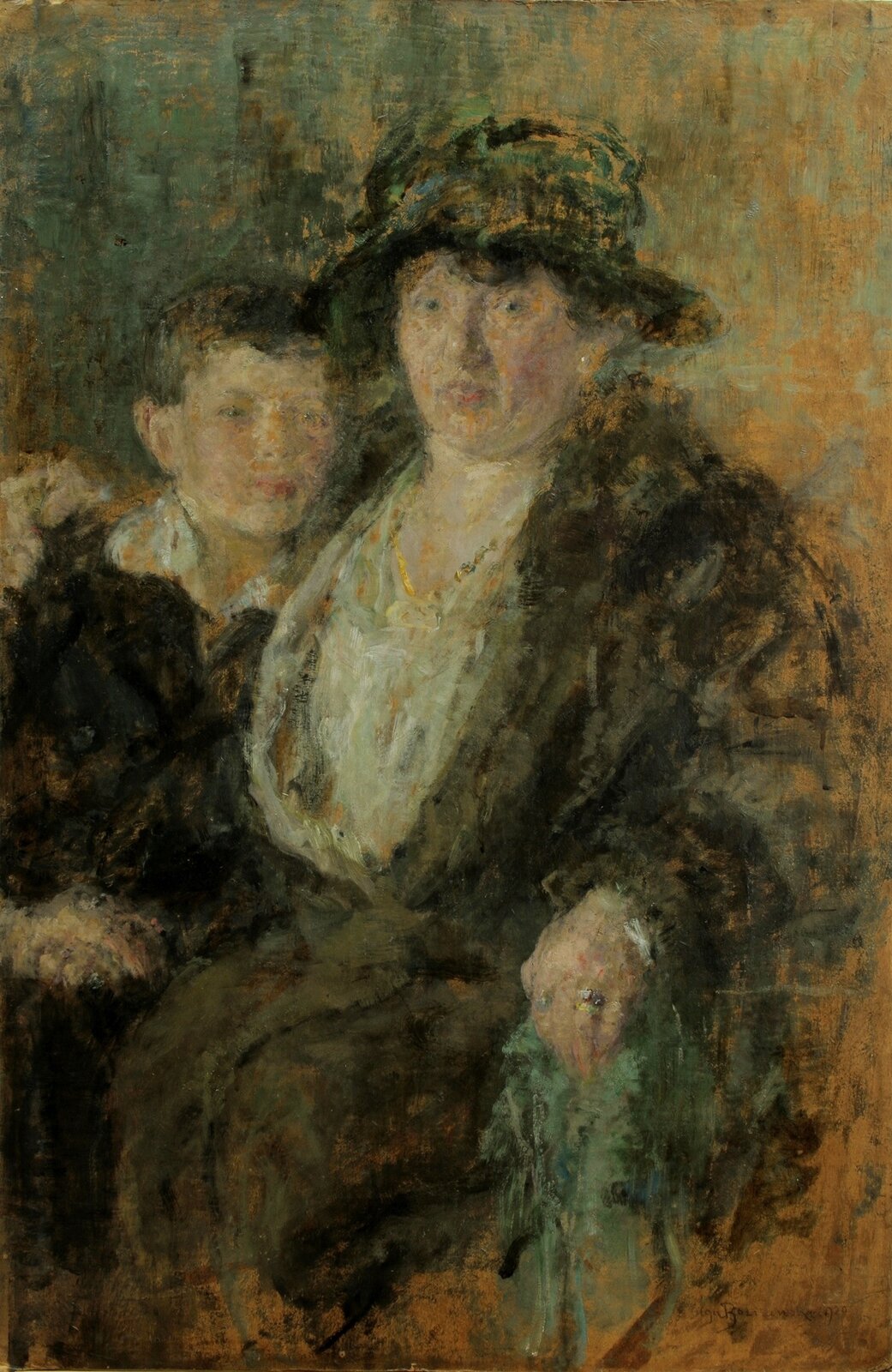 Obraz przedstawia starszą kobietę i chłopca. Siedzą obok siebie. Kobieta jest w płaszczu, na głowie ma kapelusz. Obejmuje chłopca prawym ramieniem. Chłopiec jest w ciemnym mundurku i jasnej koszuli. Oboje patrzą przed siebie.