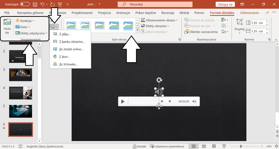Ilustracja przedstawia otwarty program PowerPoint. U góry na pasku zadań została wybrana opcja Format dźwięku. Po lewej stronie białymi strzałkami zaznaczono poszczególne opcje. Pierwsza strzałka to: Usuń tło, Korekcja, Kolor, Efekt artystyczny. Druga strzałka wskazuję ikonę na prawo od wymienionych elementów. Po najechaniu na nią pojawiają się następujące opcje: Z pliku, Z banku online, Ze źródeł online,  z ikon, Ze schowka. Trzecia strzałka wskazuje elementy na prawo od wspomnianej ikony. 