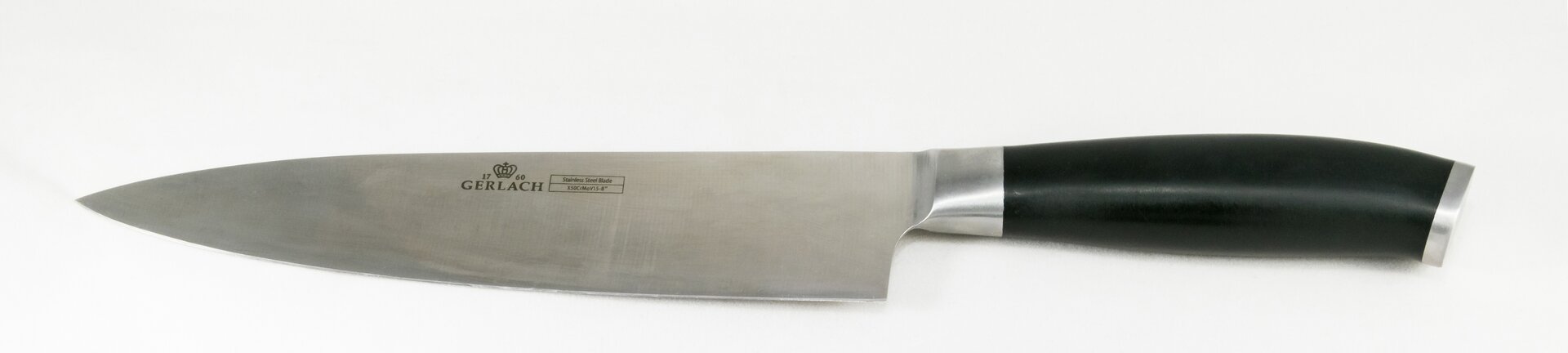 Zdjęcie przedstawia nóż szefa kuchni. Widoczny nóż ostrzem skierowanym w lewo. Rękojeść czarna z szerszym ostrzem przy rękojeści, co ułatwia siekanie.