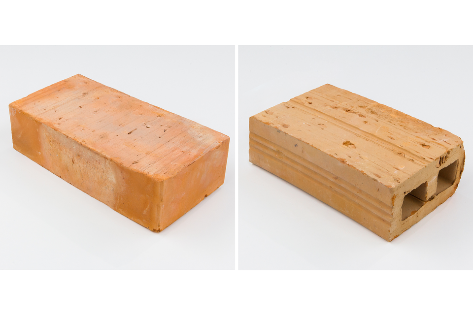 Ilustracja przedstawia dwa różne rodzaje cegieł sfotografowanych w taki sam sposób, w rzucie izometrycznym, czyli nieco z góry, pod kątem czterdziestu pięciu stopni do ich ścianek bocznych. Oba zdjęcia przedstawiają cegły na takim samym, pustym białym tle. Cegła z lewej strony ma barwię intensywnie pomarańczową i jest jednolita. Cegła z prawej strony ma barwę mniej nasyconą i ma dwie dziury o kwadratowym przekroju ciągnące się przez całą długość. Jest to tak zwana cegła dziurawka.