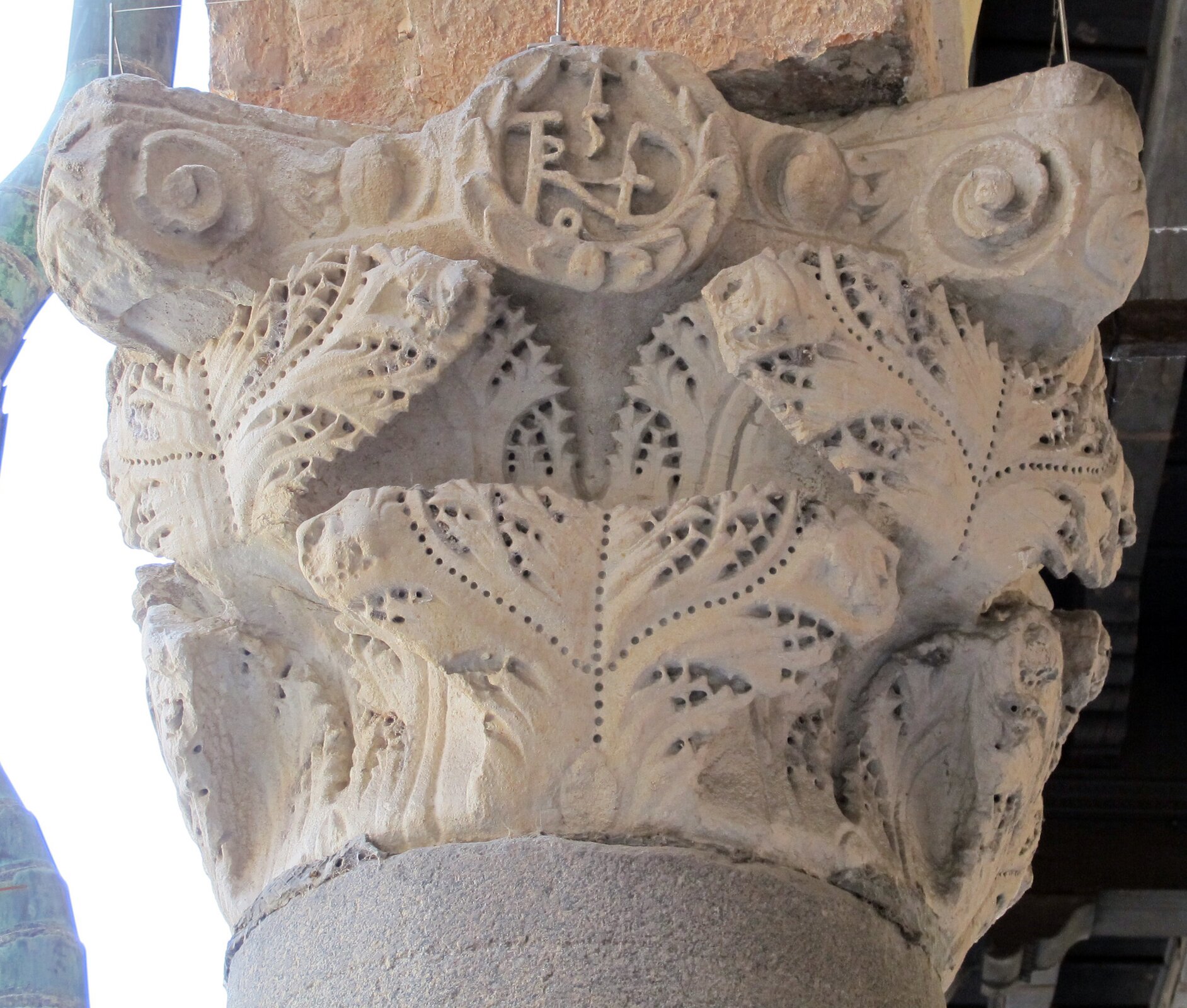 Fotografia barwna przedstawiająca kolumnę w Palazzo del popolo w Rawennie.