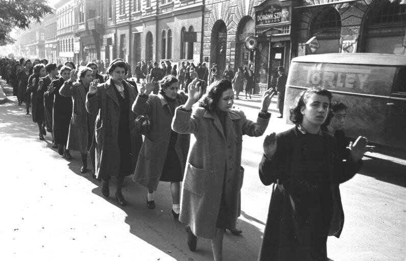 Żydowskie kobiety aresztowane w Budapeszcie (20-22 października 1944 roku) Żydowskie kobiety aresztowane w Budapeszcie (20-22 października 1944 roku) Źródło: Fotografia, Bundesarchiv, licencja: CC BY-SA 3.0.