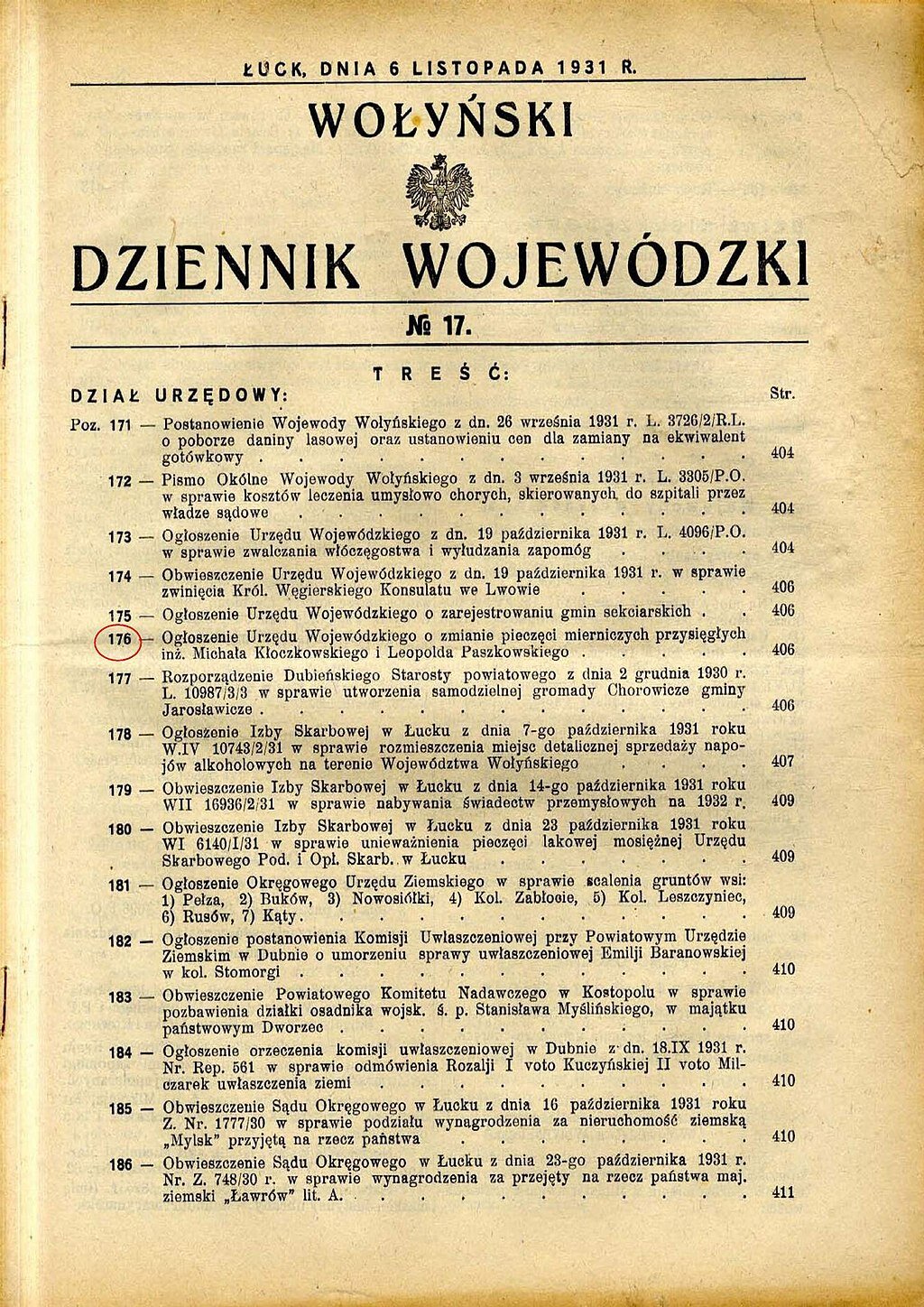 Zorientowana pionowo fotografia barwna przedstawiająca pożółkłą kartkę z dziennika władz województwa wołyńskiego. Zawiera ona spis treści działu urzędowego tego dziennika. Wydano go w Łucku, jak informuje napis u góry kartki, 6 listopada 1931 roku. Poniżej tej informacji, pod poziomą kreską, wydrukowany dużą czcionką, w dwu wersach rozdzielonych orłem w koronie, nagłówek: WOŁYŃSKI (w pierwszym wersie) DZIENNIK WOJEWÓDZKI. Poniżej, pomiędzy dwoma liniami, oznaczenie numeru wydania, posługując się nieużywanym dziś skrótem, No 17. Poniżej linii mniejszą czcionką na środku zakończony dwukropkiem napis: TREŚĆ. W następnym wersie po lewej stronie słowa: DZIAŁ URZĘDOWY, a po prawej skrót Str., poniżej którego podano w kolumnie numery stron, a na nich można odnaleźć kolejne pozycje ze spisu treści. Numery pozycji podano po lewej stronie w kolumnie oznaczonej skrótem Poz. Jako pierwszą podano pozycję 171 ze strony 404, a ostatnią pozycję 186 ze strony 411.