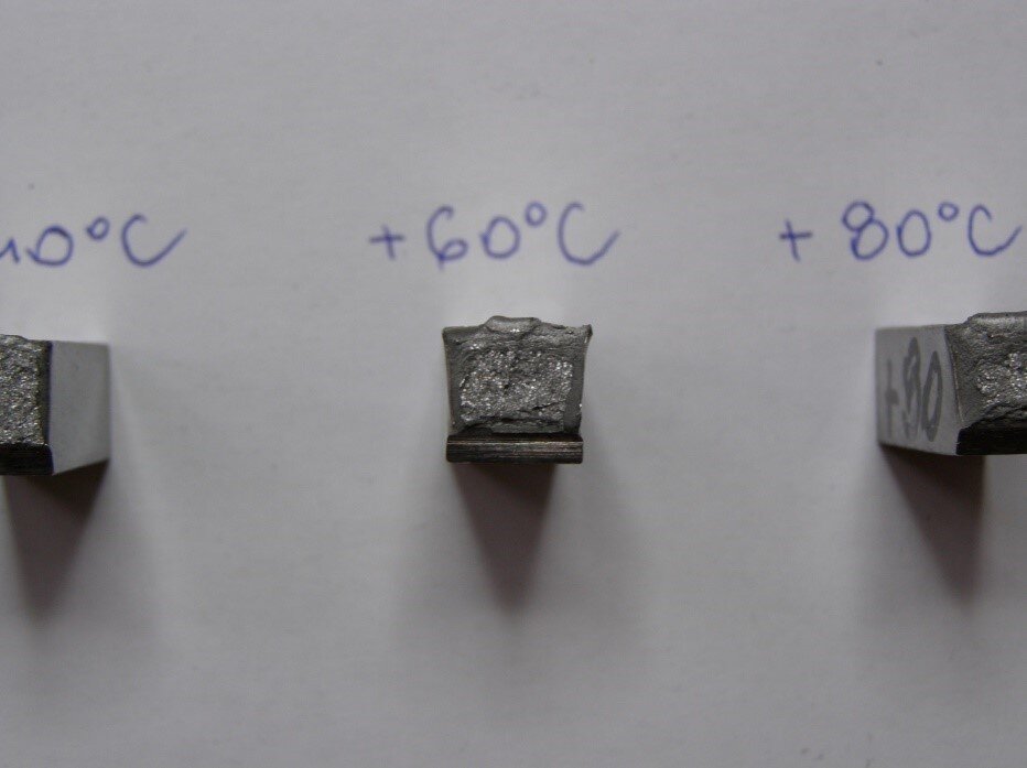 Przełom próbki udarnościowej badanej w temperaturze +60°C