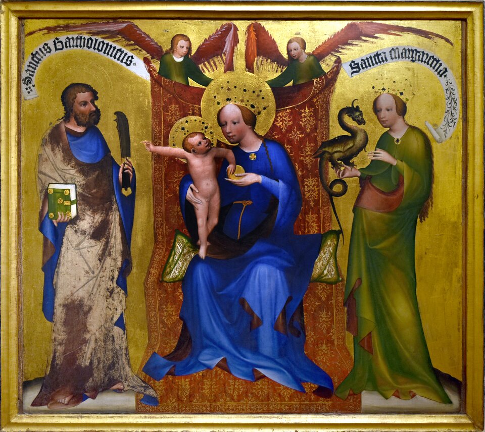 Ilustracja przedstawia obraz Mistrza z Trzeboni "Madonna między św. Bartłomiejem a św. Małgorzatą" . Centralnie zamieszczona jest  postać Matki Boskiej z Dzieciątkiem, ukazana na złotym tle. Maria siedzi na tronie, ubrana w błękitny płaszcz, z głową otoczoną złotym nimbem. Na jej kolanach spoczywa mały Jezus, również z aureolą, który wyciąga rękę w stronę postaci stojącej po lewej stronie. Po lewej stronie obrazu znajduje się św. Bartłomiej z inskrypcją Sanctus Bartholomeus nad jego głową. Ubrany w długą szatę, trzyma w jednej ręce księgę, a w drugiej miecz– atrybut jego męczeństwa. Jego twarz jest spokojna, a postawa wyprostowana. Po prawej stronie stoi św. Maria Magdalena, oznaczona inskrypcją Sancta Magdalena. Ubrana w czerwono‑złotą szatę, trzyma naczynie na oleje – symbol jej roli w namaszczeniu Jezusa. Jej twarz jest delikatna, a spojrzenie skierowane ku Madonnie. Nad Marią unoszą się dwa anioły, które trzymają czerwony baldachim rozpostarty za jej plecami. Ich skrzydła są ozdobne, a twarze pełne łagodności. Baldachim podkreśla królewski charakter Madonny i nadaje kompozycji uroczysty ton. Wszystkie postacie mają złote aureole, a ich szaty są bogato zdobione, z wyraźnym modelunkiem fałd. Tło obrazu jest jednolicie złote.