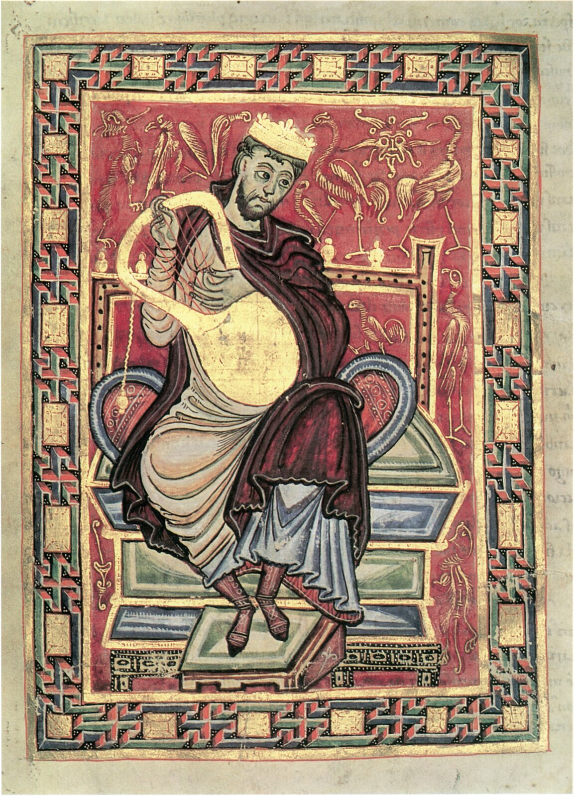 Ilustracja przedstawia średniowieczny rysunek. Widnieje na nim postać siedzącego na tronie króla w koronie. Król gra na małej harfie.